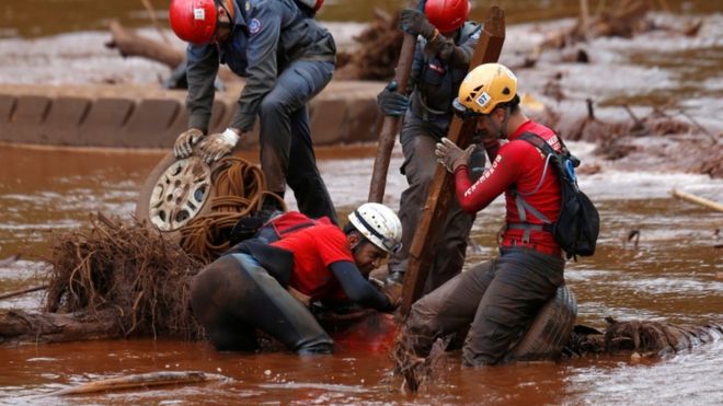 Trabalho dos bombeiros em Brumadinho
