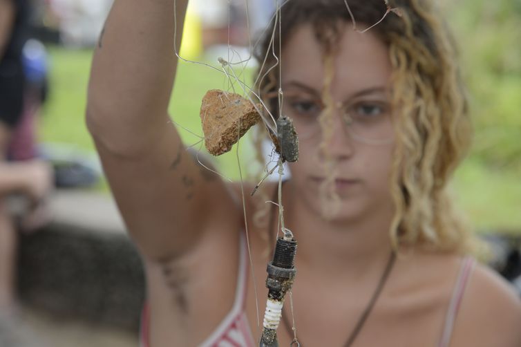 Mergulhadores fazem limpeza de resíduos do fundo do mar na Praia Vermelha, em comemoração à Semana Nacional do Meio Ambiente.